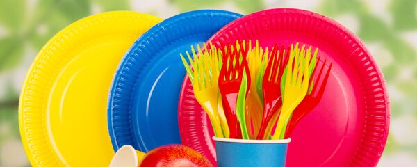 Пластиковая посуда на ярком фоне  - Sputnik Молдова