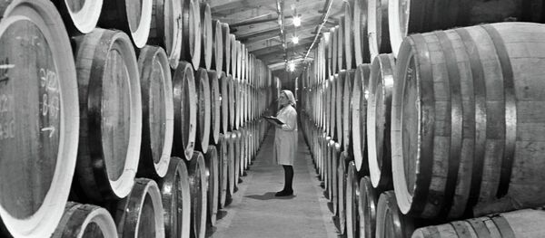 Бочки с коньяком в винном подвале Кишенёвского винно-коньячного комбината.  - Sputnik Молдова