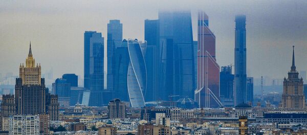 Небоскребы делового центра Москва-сити. Слева: высотное здание министерства иностранных дел РФ Небоскребы делового центра Москва-сити. Слева: высотное здание министерства иностранных дел РФ - Sputnik Moldova-România