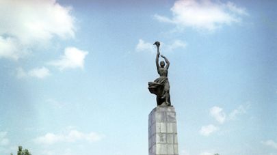 Памятник "Героям - комсомольцам". Установлен 27 июня 1959 года на проспекте Молодежи (проложен по плану А. Щусева) в Кишиневе. Архитектор Ф. Наумов.