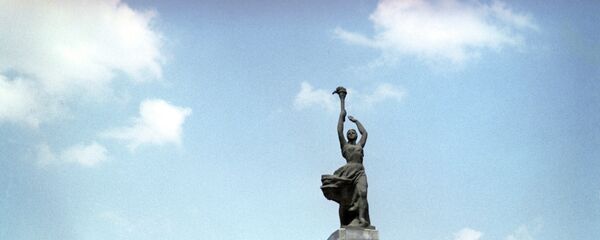 Памятник Героям - комсомольцам. Установлен 27 июня 1959 года на проспекте Молодежи (проложен по плану А. Щусева) в Кишиневе. Архитектор Ф. Наумов. - Sputnik Молдова