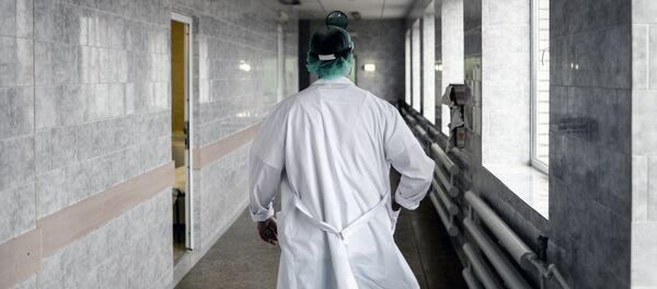 Врач в больнице, архивное фото - Sputnik Moldova