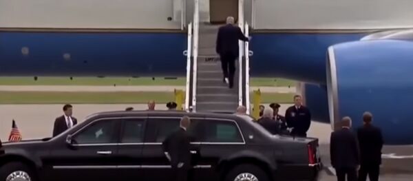 Очередной конфуз: Трамп прошелся с туалетной бумагой на обуви (видео) Очередной конфуз: Трамп прошелся с туалетной бумагой на обуви (видео) - Sputnik Молдова