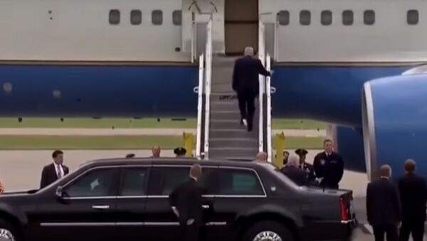 Очередной конфуз: Трамп прошелся с туалетной бумагой на обуви (видео) - Sputnik Молдова