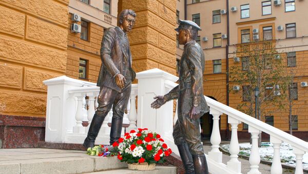 Памятник Глебу Жеглову и Володе Шарапову в Москве - Sputnik Молдова