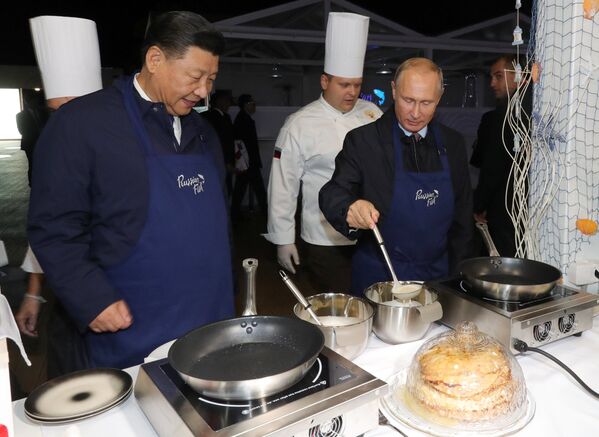 Председатель КНР Си Цзиньпин и президент РФ Владимир Путин во время посещения выставки в рамках ВЭФ во Владивостоке - Sputnik Молдова