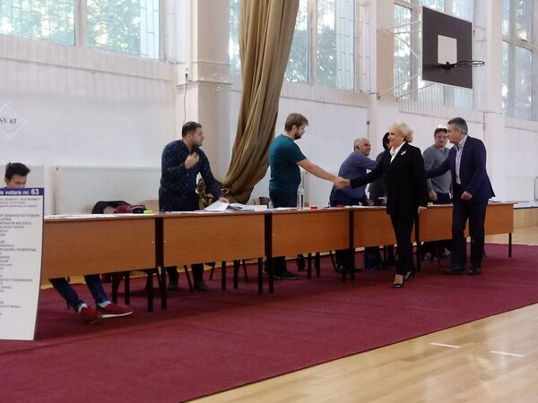 Viorica Dăncila, secția de votare la referendum Viorica Dăncila, secția de votare la referendum - Sputnik Moldova