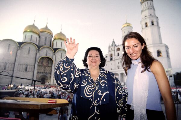 Испанская оперная певица Монсеррат Кабалье и ее дочь Монсеррат Марти на Соборной площади Кремля в Москве - Sputnik Молдова