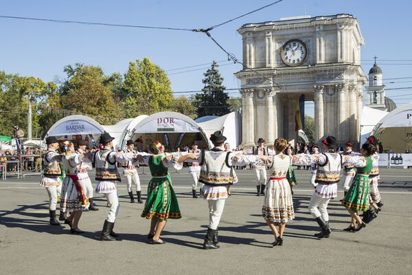 Национальные танцы перед домом правительства - Sputnik Молдова