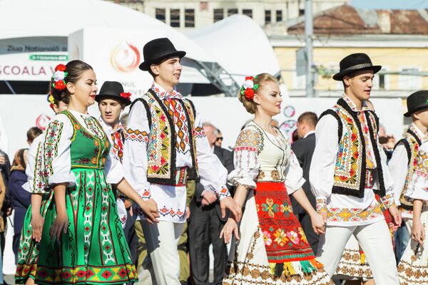 Артисты в национальных костюмах открывают торжество - Sputnik Молдова
