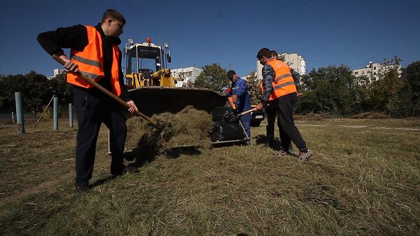 В авиагородке Кишинева работники аэропорта провели генеральную уборку - Sputnik Молдова