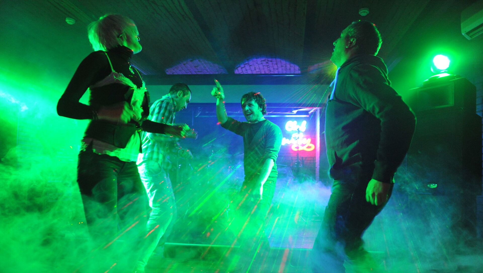 Молодые люди танцуют на дискотеке в одном из ночных клубов. - Sputnik Moldova, 1920, 25.06.2021