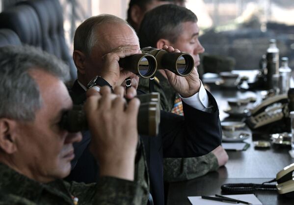 Владимир Путин наблюдает за ходом военных маневров Восток-2018 - Sputnik Moldova-România