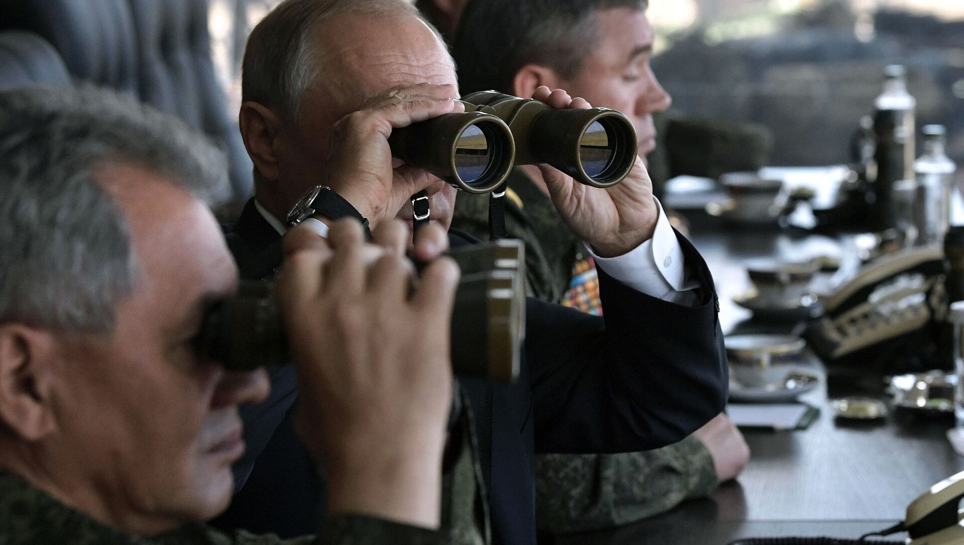 Владимир Путин наблюдает за ходом военных маневров Восток-2018 - Sputnik Moldova-România, 1920, 22.04.2021