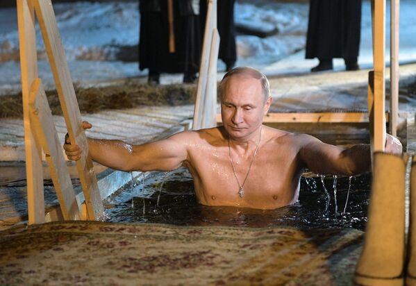 Президент РФ Владимир Путин во время праздничного купания в православный праздник Крещения Господня на озере Селигер - Sputnik Moldova-România