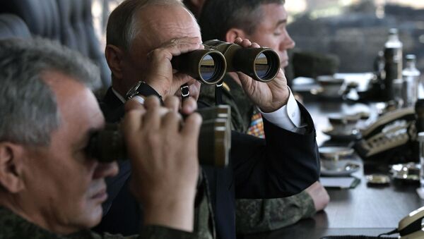 Владимир Путин наблюдает за ходом военных маневров Восток-2018 - Sputnik Moldova-România