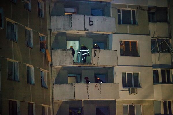 Salvatorii aflați pe balconul din apropierea epicentrului exploziei - Sputnik Moldova