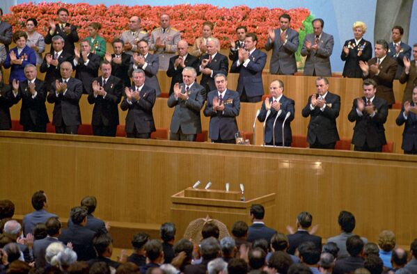 Secretarul general al PC al URSS L. I. Brejnev (în centru) la festivitatea dedicată aniversării a 50-a a RSSM - Sputnik Moldova