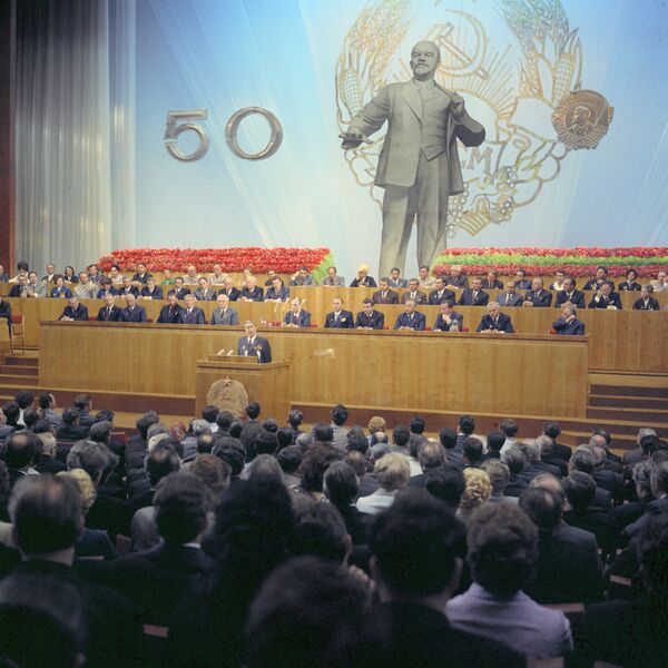 Secretarul general al PC al URSS L. I. Brejnev (la tribună) la festivitatea dedicată aniversării a 50-a a RSSM - Sputnik Moldova