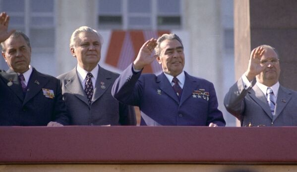 Secretarul general al PC al URSS L. I. Brejnev (al doilea din stânga) în timpul paradei militare din Piața Biruinței din Chișinău - Sputnik Moldova