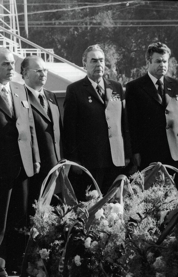 Secretarul general al PC al URSS L. I. Brejnev (în centru) în timpul depunerii de flori la monumentul lui V. I. Lenin - Sputnik Moldova