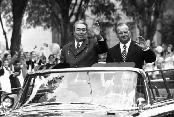 Secretarul general al PC al URSS L. I. Brejnev (în stânga) și primul secretar al PC al RSSM Ivan Bodiul salută locuitorii Capitalei RSSM - Sputnik Moldova