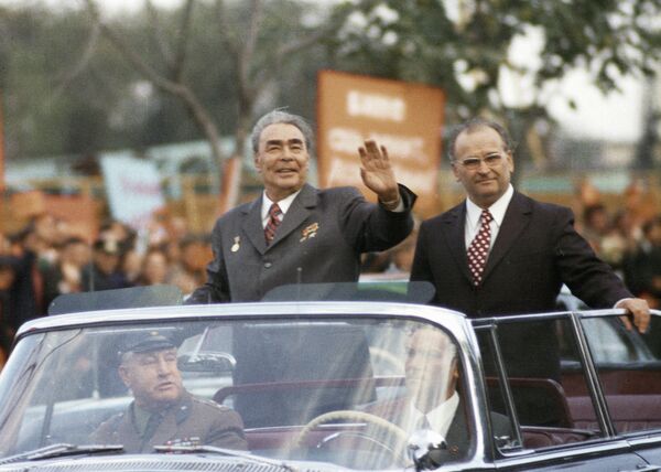 L. I. Brejnev (în stânga) și primul secretar al PC al RSSM Ivan Bodiul salută locuitorii Capitalei RSSM - Sputnik Moldova