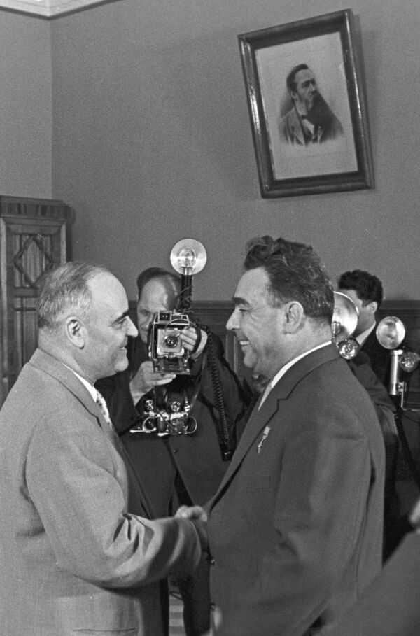 Președintele Prezidiului Covietului Suprem al URSS Leonid Brejnev și președintele Consiliului de Stat al României Gheorghiu Dej în timpul întrevederii la Moscova. - Sputnik Moldova