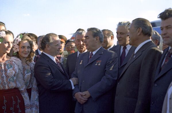 Leonid Ilici Brejnev, secretar general al PC al URSS (în stânga) la Chișinău, 11 octombrie 1974 - Sputnik Moldova-România