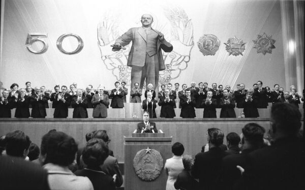 Secretarul general al PC al URSS L. I. Brejnev (în centru) la festivitatea dedicată aniversării a 50-a a RSSM - Sputnik Moldova-România