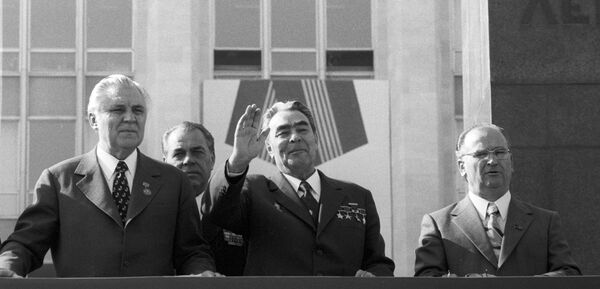 L. I. Brejnev (în mijloc) - Sputnik Moldova-România