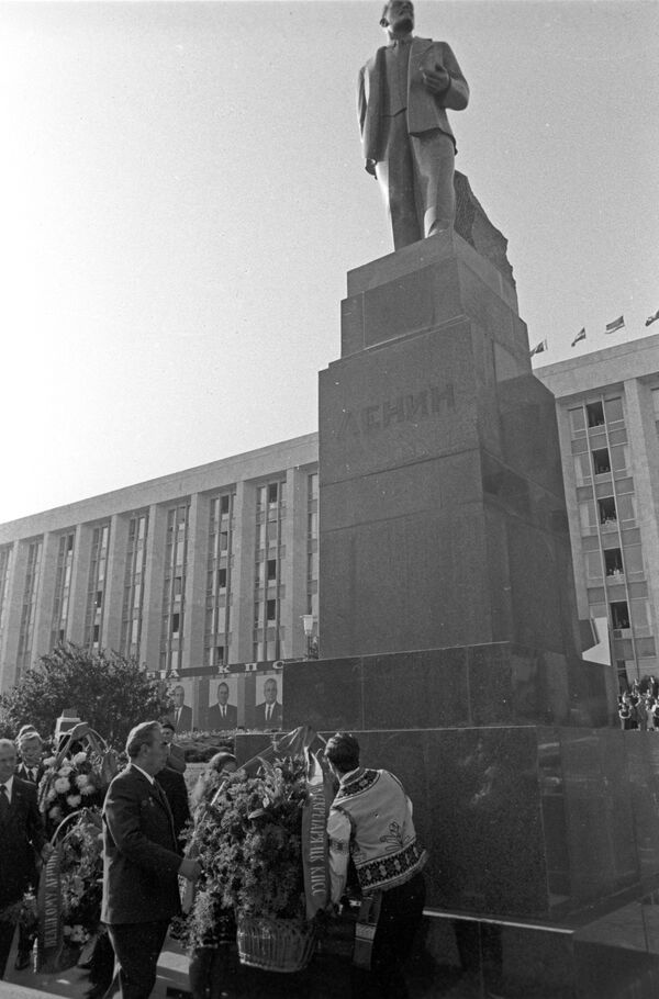 Secretarul general al PC al URSS L. I. Brejnev depune flori la monumentul lui V. I. Lenin - Sputnik Moldova-România