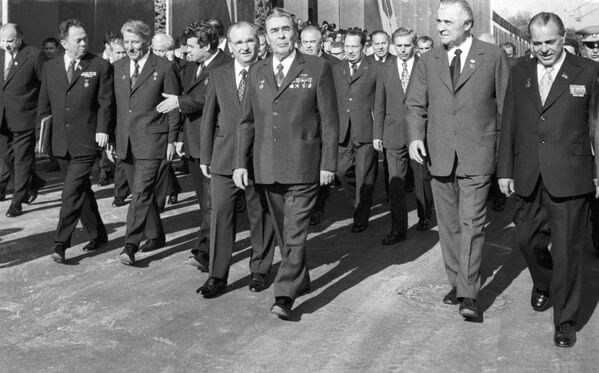 Leonid Ilici Brejnev, Ivan Bodiul și alți lideri de partid și de stat sosiți la aniversarea a 50-a a RSSM - Sputnik Moldova-România