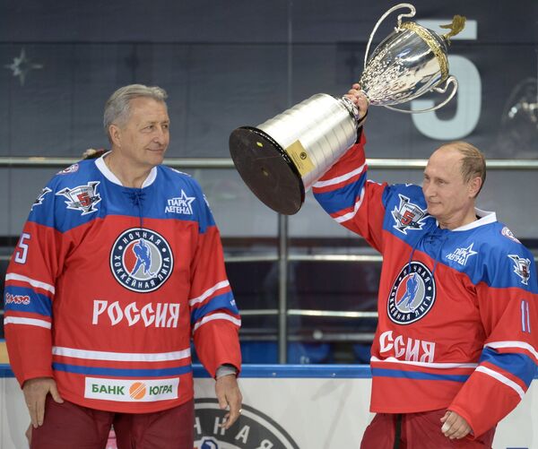 Президент РФ В. Путин принимает участие в хоккейном матче чемпионов НХЛ и Правления и почетных гостей НХЛ Президент РФ В. Путин принимает участие в хоккейном матче чемпионов НХЛ и Правления и почетных гостей НХЛ - Sputnik Молдова