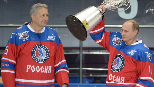 Президент РФ В. Путин принимает участие в хоккейном матче чемпионов НХЛ и Правления и почетных гостей НХЛ - Sputnik Молдова
