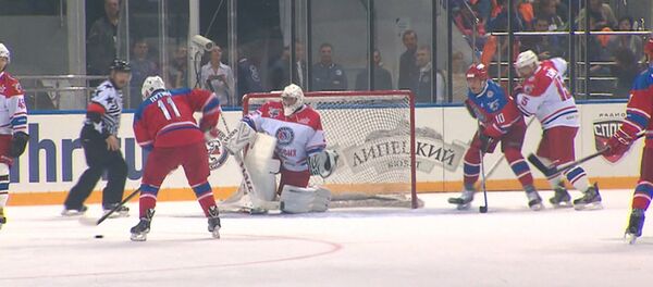 Путин в свой день рождения забросил семь шайб на матче в Сочи - Sputnik Молдова