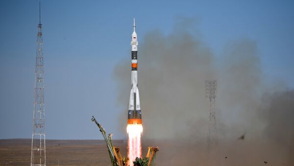 Старт ракеты-носителя Союз-ФГ с пилотируемым кораблем Союз МС-10 - Sputnik Молдова
