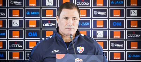 Главный тренер сборной Молдовы по футболу Александр Спиридон Главный тренер сборной Молдовы по футболу Александр Спиридон - Sputnik Молдова