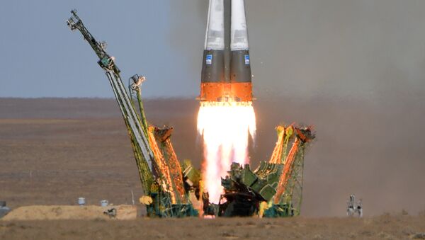 Старт ракеты-носителя Союз-ФГ с пилотируемым кораблем Союз МС-10 - Sputnik Moldova-România
