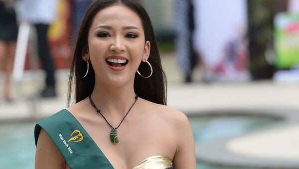 Кандидатка от Тайланда на звание Мисс Земля-2018 во время фотосессии у бассейна. - Sputnik Молдова