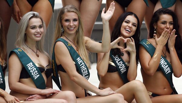 Кандидатки на звание Мисс Земля-2018 во время фотосессии у бассейна  - Sputnik Moldova