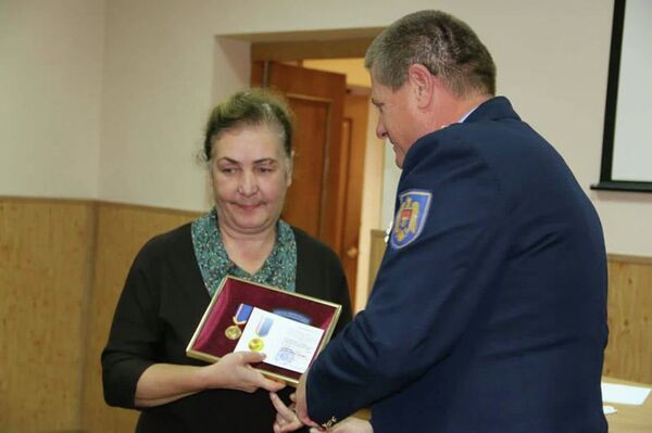 Молдова наградила российских спасателей за помощь после аварии в Калуге Молдова наградила российских спасателей за помощь после аварии в Калуге - Sputnik Moldova