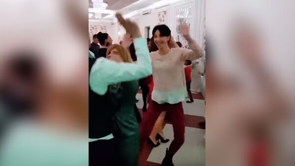 Ревнивая грузинка, свадьба и танцующий с другой девушкой муж – забавное видео - Sputnik Moldova
