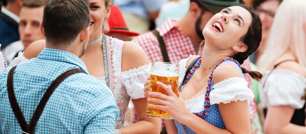 Посетители на открытии традиционного пивного фестиваля Октоберфест в Мюнхене - Sputnik Moldova