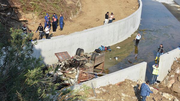 Грузовик с мигрантами упал в оросительный канал в Измире - Sputnik Moldova