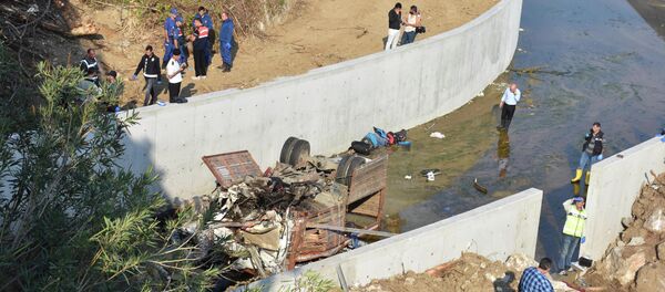 Грузовик с мигрантами упал в оросительный канал в Измире - Sputnik Moldova