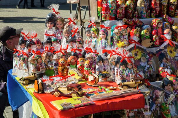 Матрешки и сувениры в виде пар в национальных костюмах символизируют, что здесь проживает многонациональный народ - Sputnik Молдова