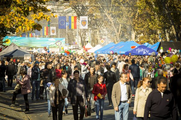 Vremea a ținut cu cei care au dorit să sărbătorească Hramul Chișinăului în centrul orașului - Sputnik Moldova