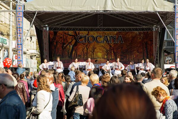 Concert pe scena din zona sectorului Ciocana - Sputnik Moldova