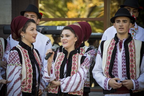 Artiștii poartă costume naționale - Sputnik Moldova